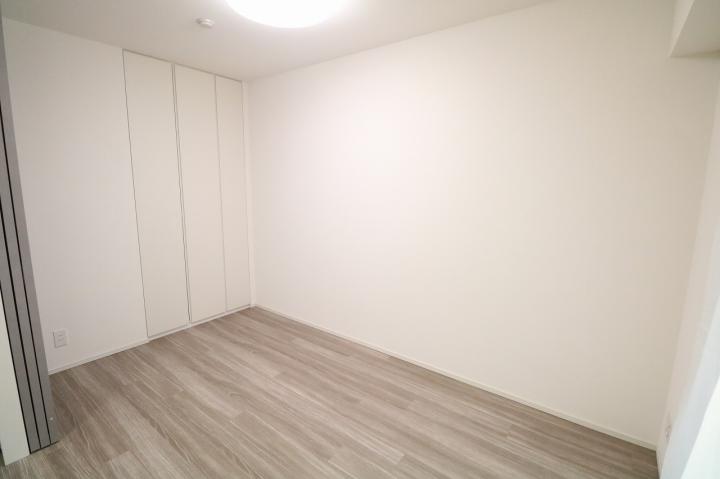リビング横の約5帖居室です。