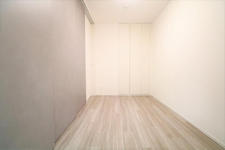 テラス側から撮影した約5帖居室の写真です。