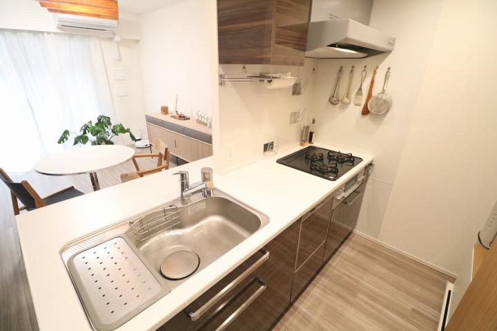 浄水器付きの対面式キッチンです。