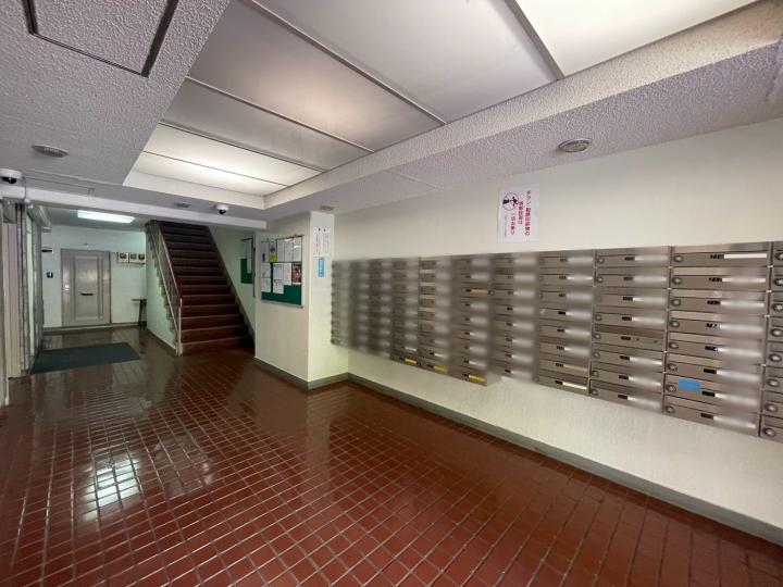 広々としたマンションエントランス