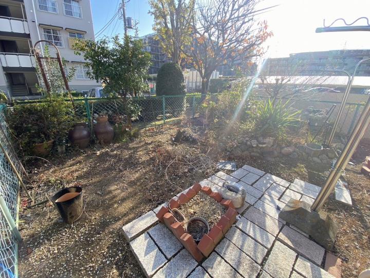 南東向きの専用庭がございます