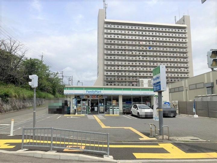 ファミリーマート泉北晴美台三丁店まで約890ｍ（徒歩12分）