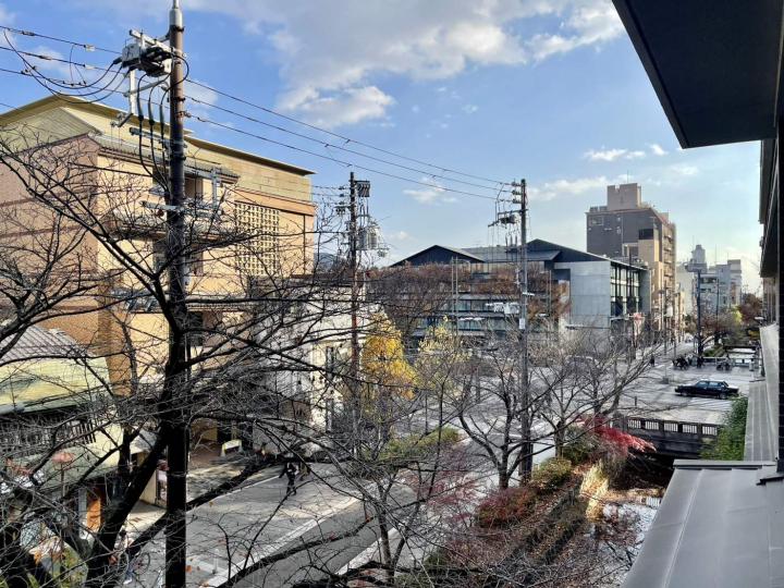 高瀬川沿いに面しているマンションです。