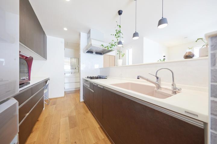 トクラスの対面ペニンシュラキッチン(食洗機、ビルトイン浄水器)