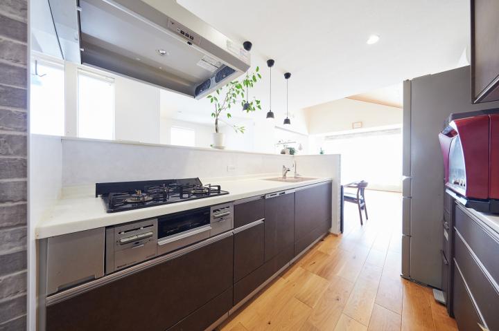 トクラスの対面ペニンシュラキッチン(食洗機、ビルトイン浄水器)